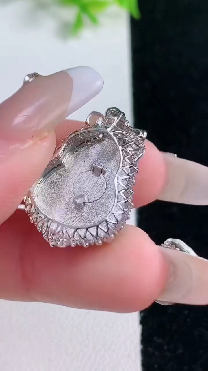 天然A货翡翠葫芦吊坠，尺寸25.7-17.7-8.4，裸石17.7-14.7重量:3.93g
1月17日