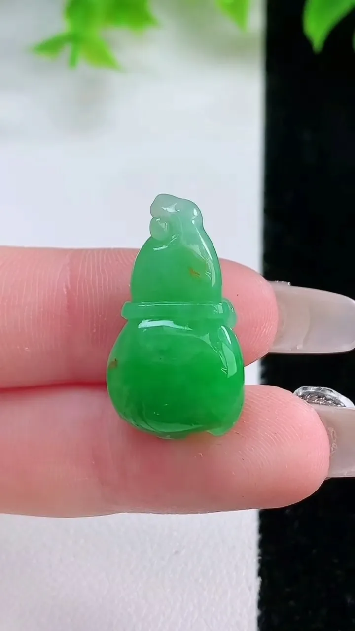 天然A货翡翠葫芦吊坠，尺寸24.6-13.8-10.4，重量:4.98g
1月17日