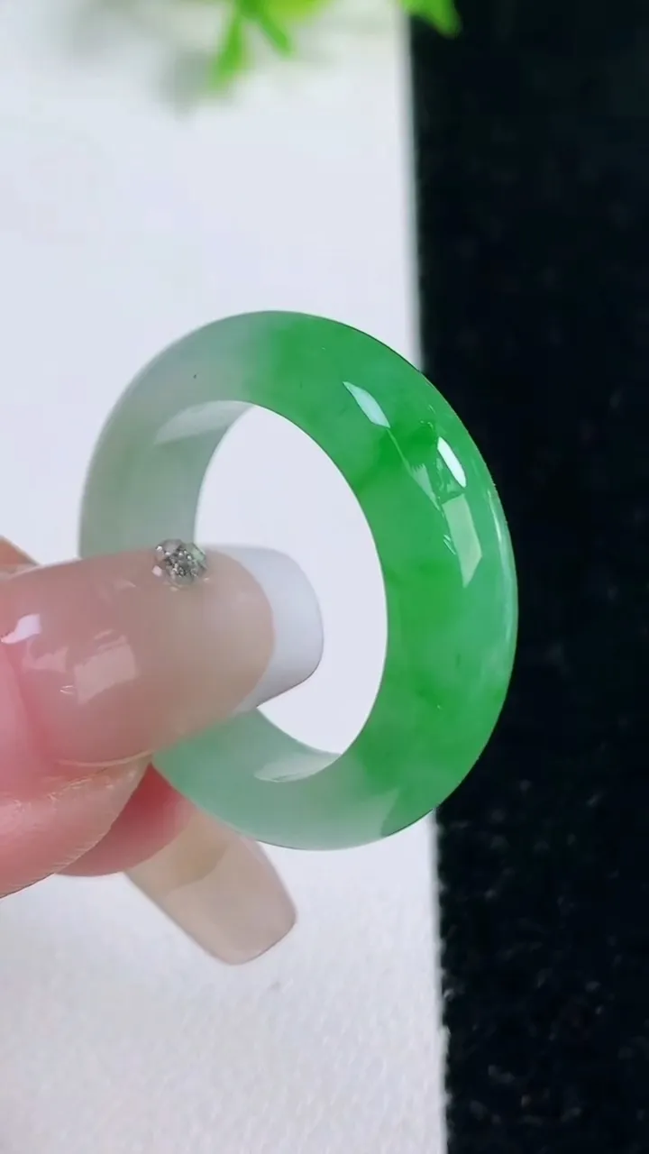 天然A货翡翠指环戒指，尺寸19.3-6.8-4，重量:6.24g2026年1月17日
工厂直销收藏佳品,种好水足，色泽均匀，有种有色，上手高大气！