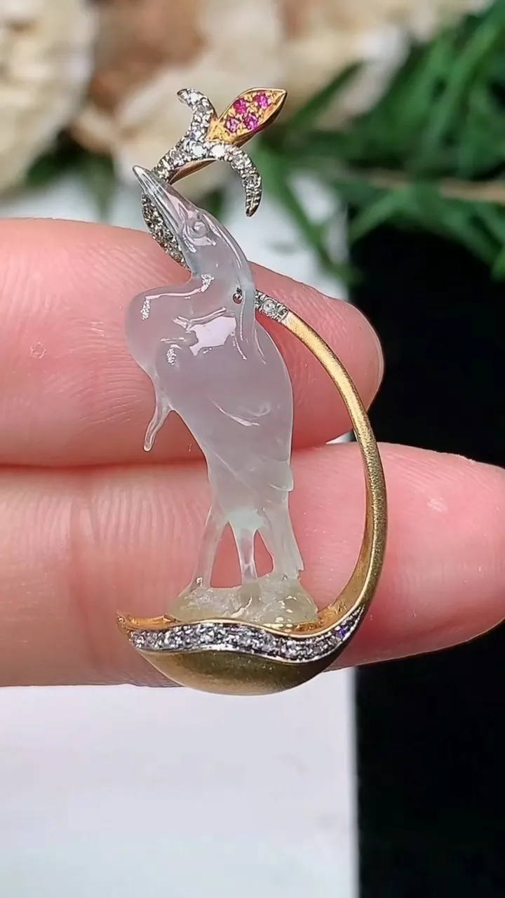 天然A货翡翠白冰延年益寿 仙鹤吊坠，尺寸23.6-6.8-3.6，重量:3.00g
1月18日