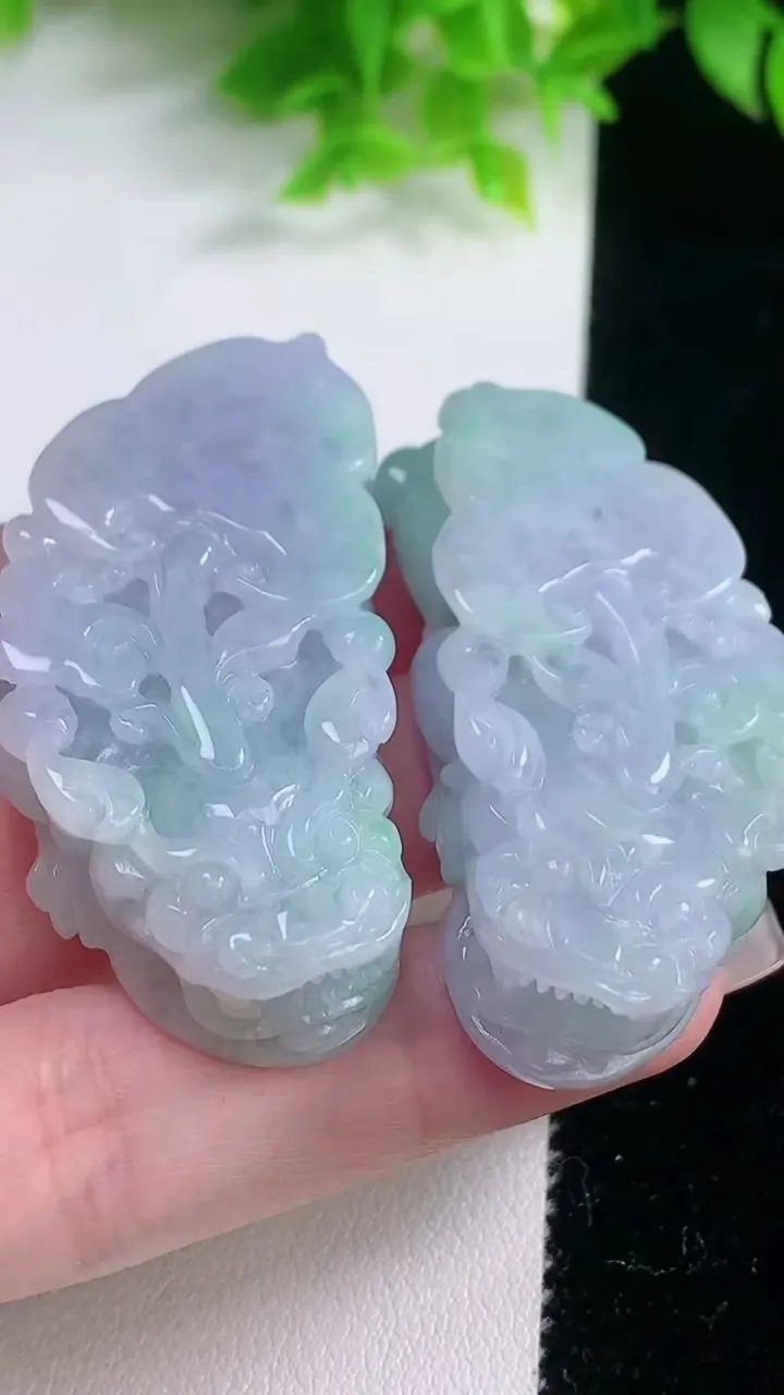 天然A货翡翠春带彩紫罗兰貔貅吊坠一对，尺寸48.4-23-11.6，重量:60.76g
1月18日