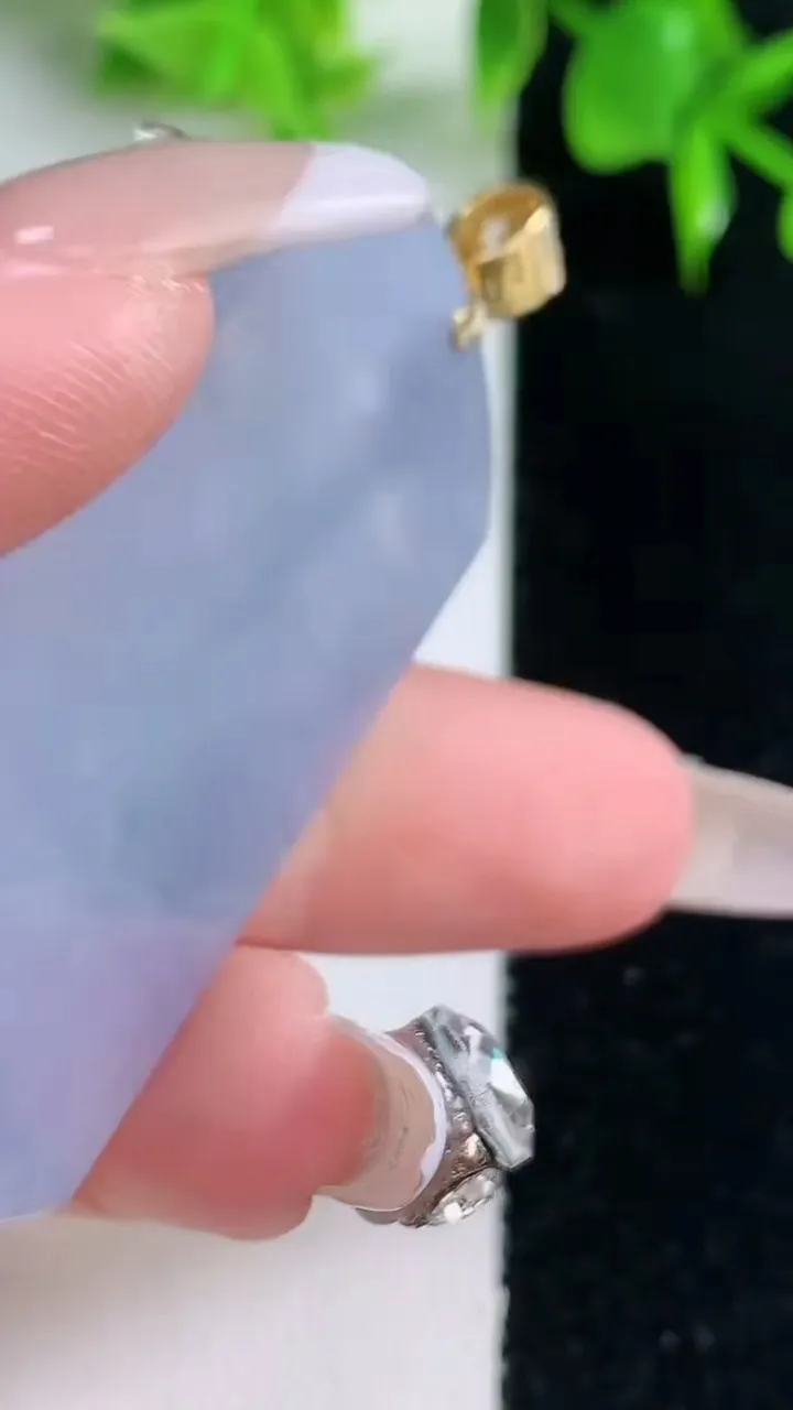 天然A货翡翠种紫罗兰无事牌吊坠，尺寸50-30-3.4，重量:16.29g
1月18日