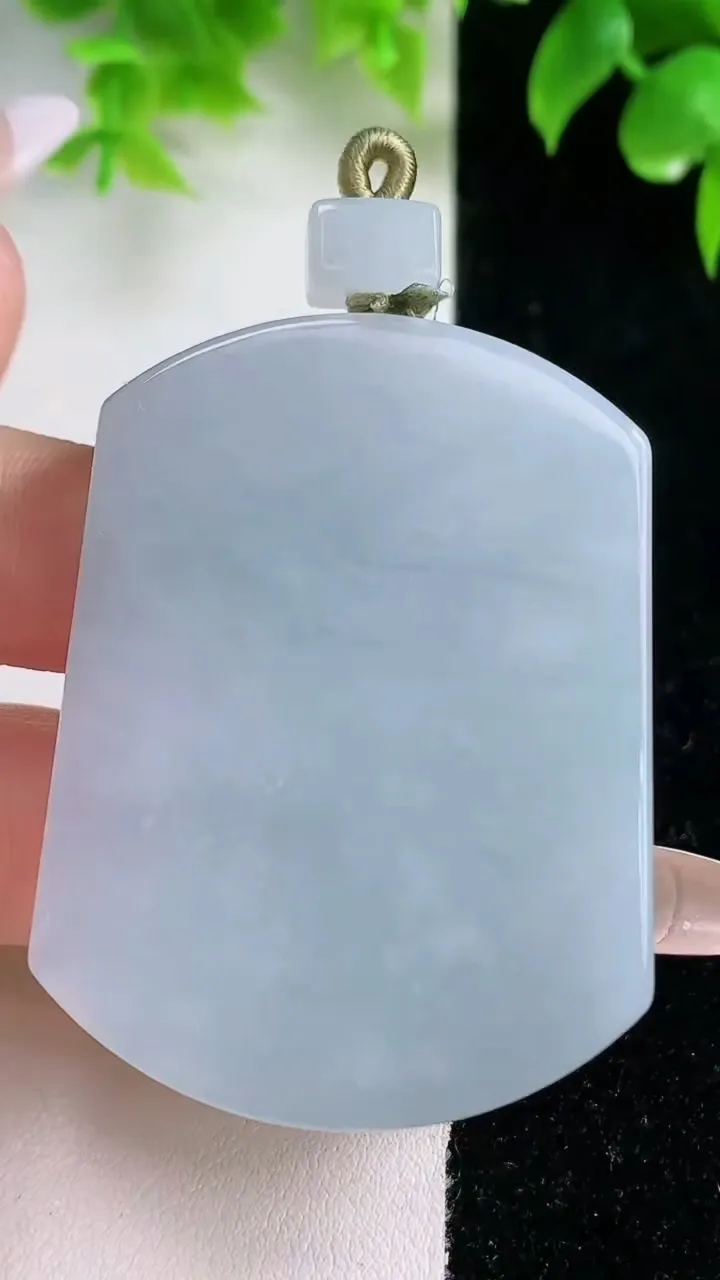 天然A货翡翠紫罗兰无事牌吊坠，尺寸52.8-39.5-5.5，重量:35.17g
1月18日