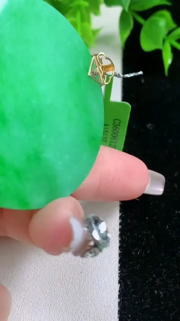 天然A货翡翠无事牌吊坠，尺寸50.4-4重量:27.29g
1月18日