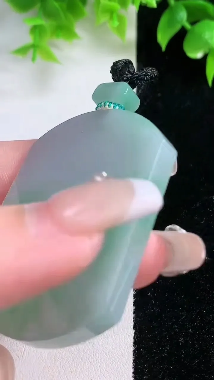 天然A货翡翠无事牌吊坠，尺寸51.8-40-5.4，重量:38.79g
1月18日