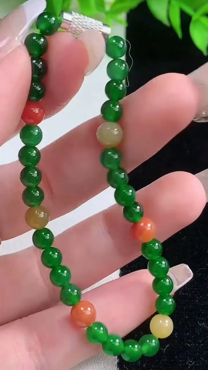 天然A货翡翠三彩圆珠手串，尺寸5.7-34颗，重量:8.02g1月18日
工厂直销收藏佳品,种好水足