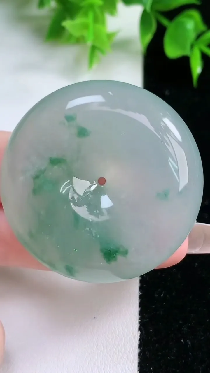 天然A货翡翠种飘花平安扣吊坠，尺寸43.8-11.6，重量:45.88g
1月18日