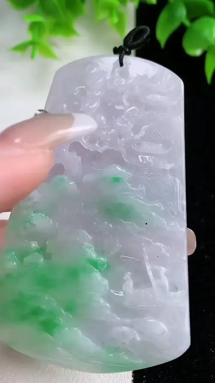 天然A货翡翠山水牌吊坠，尺寸71.6-44-5.8，重量:39.01g
1月18日