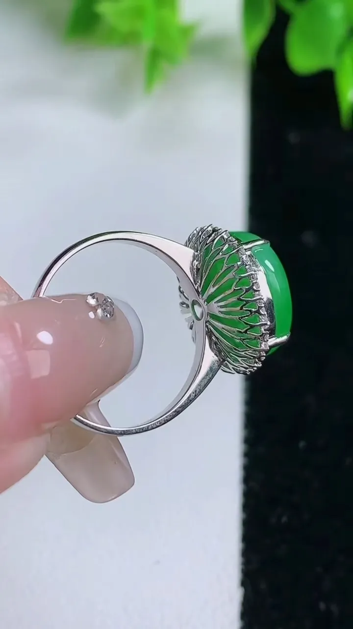 天然A货翡翠苹果戒指，尺寸17.5-10.6-12.6，重量:3.70g2026年1月18日
工厂直销收藏佳品,种好水足，色泽均匀，有种有色，上手高大气！