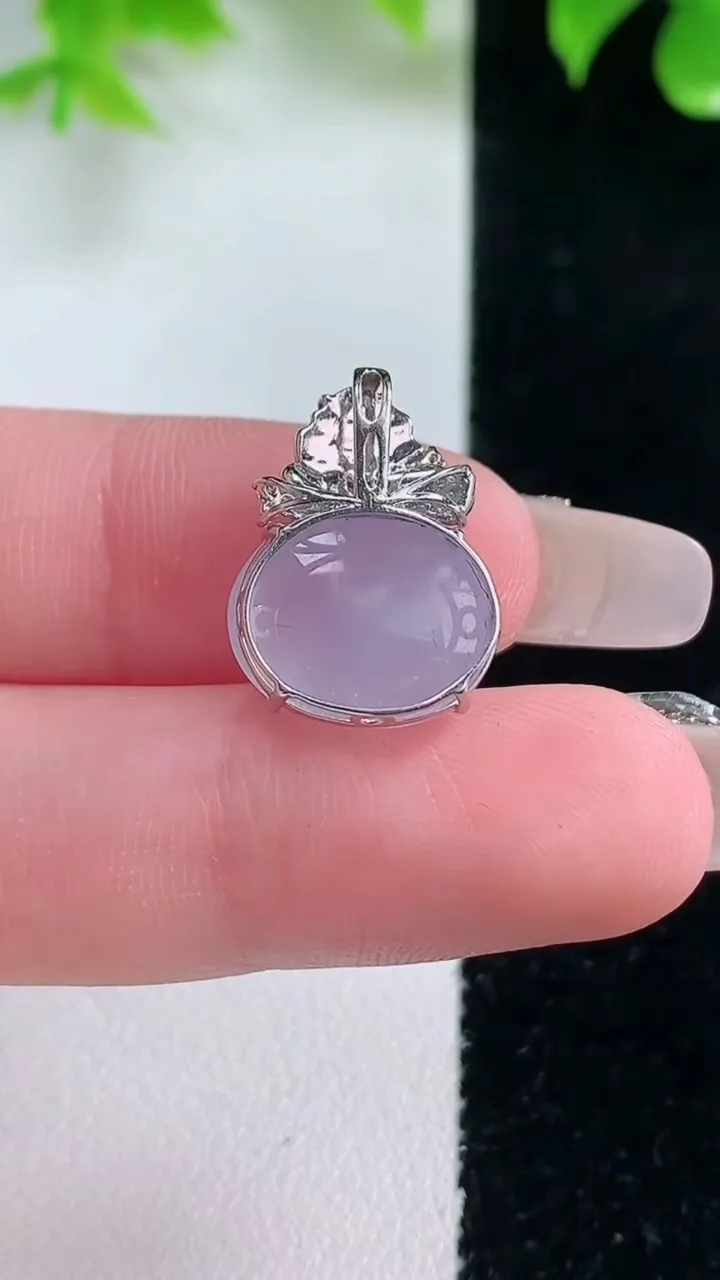 天然A货翡翠18K金紫罗兰蛋面吊坠，尺寸11.5-13.6-7.7，重量:2.51g
1月18日