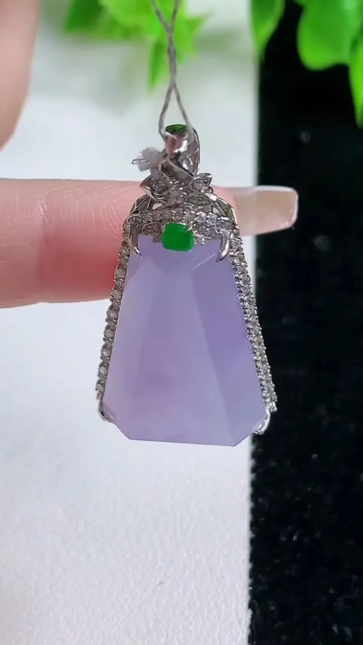 天然A货翡翠种紫罗兰无事牌吊坠，尺寸37-19.7-10.7，裸石25.7-18.6重量:10.49g
1月18日