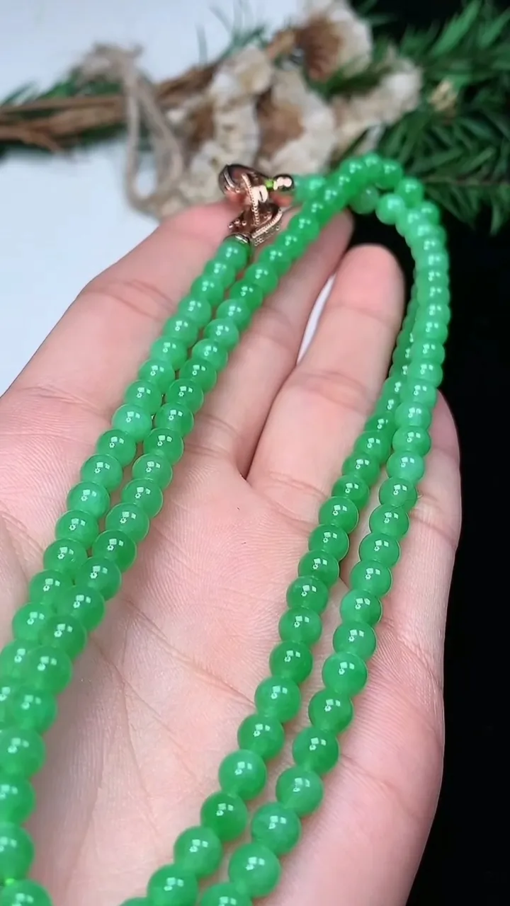 天然A货翡翠圆珠项链，尺寸5-121颗，重量:28.01g
1月18日