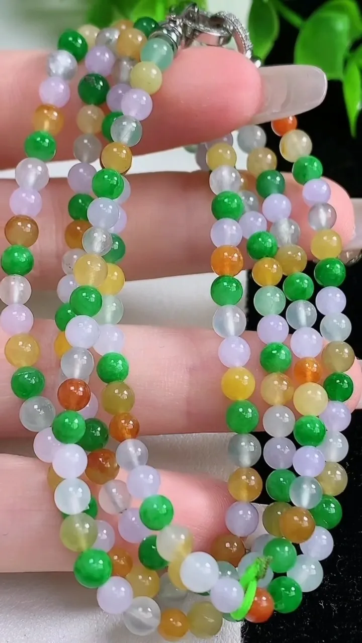 天然A货翡翠种四彩小米珠项链，尺寸4-175颗，重量:22.00g
1月18日