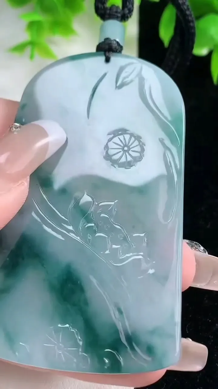 天然A货翡翠冰种飘花虚空藏菩萨吊坠，尺寸70.3-42-5.5，重量:43.63g
1月18日