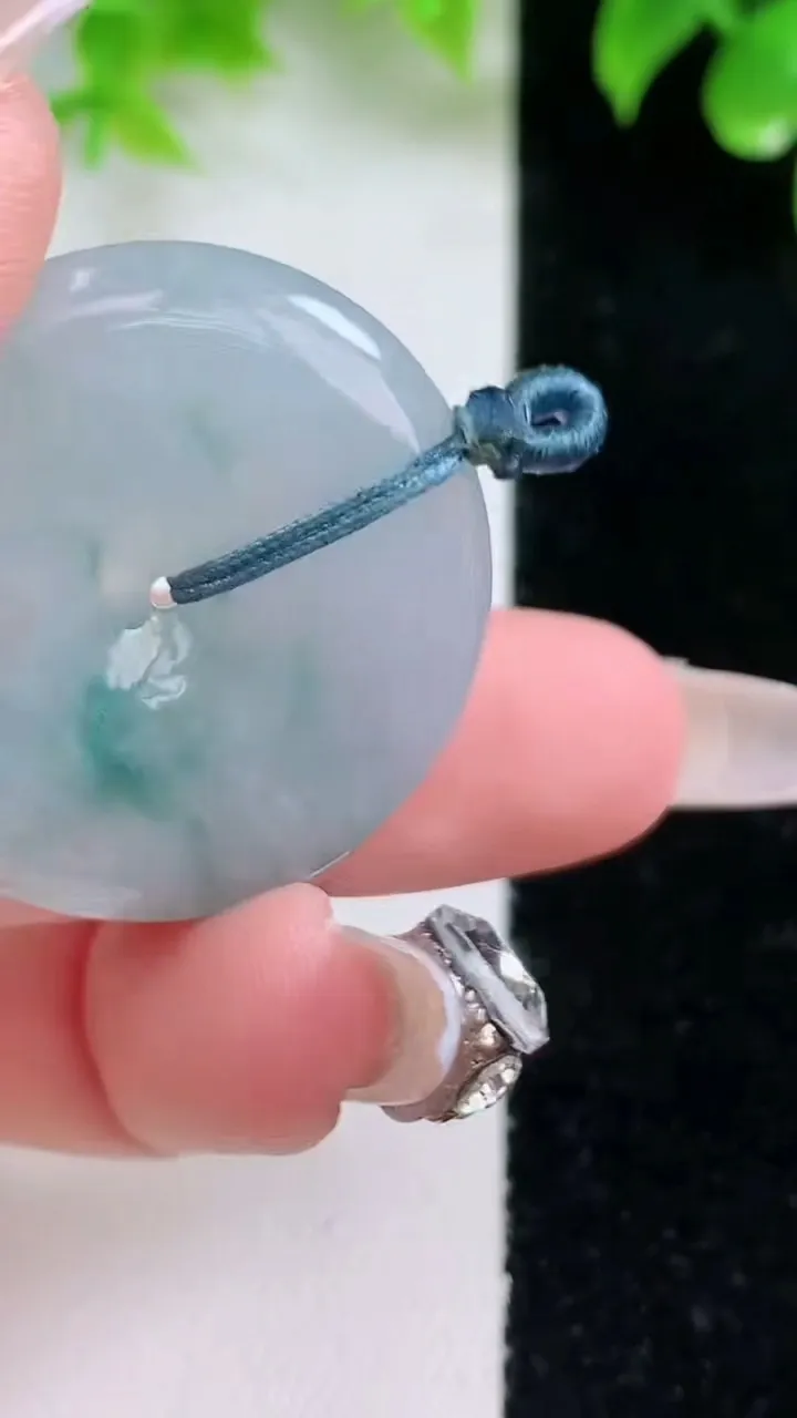 天然A货翡翠冰种飘花平安扣吊坠，尺寸31.7-5.4，重量:11.68g
1月18日