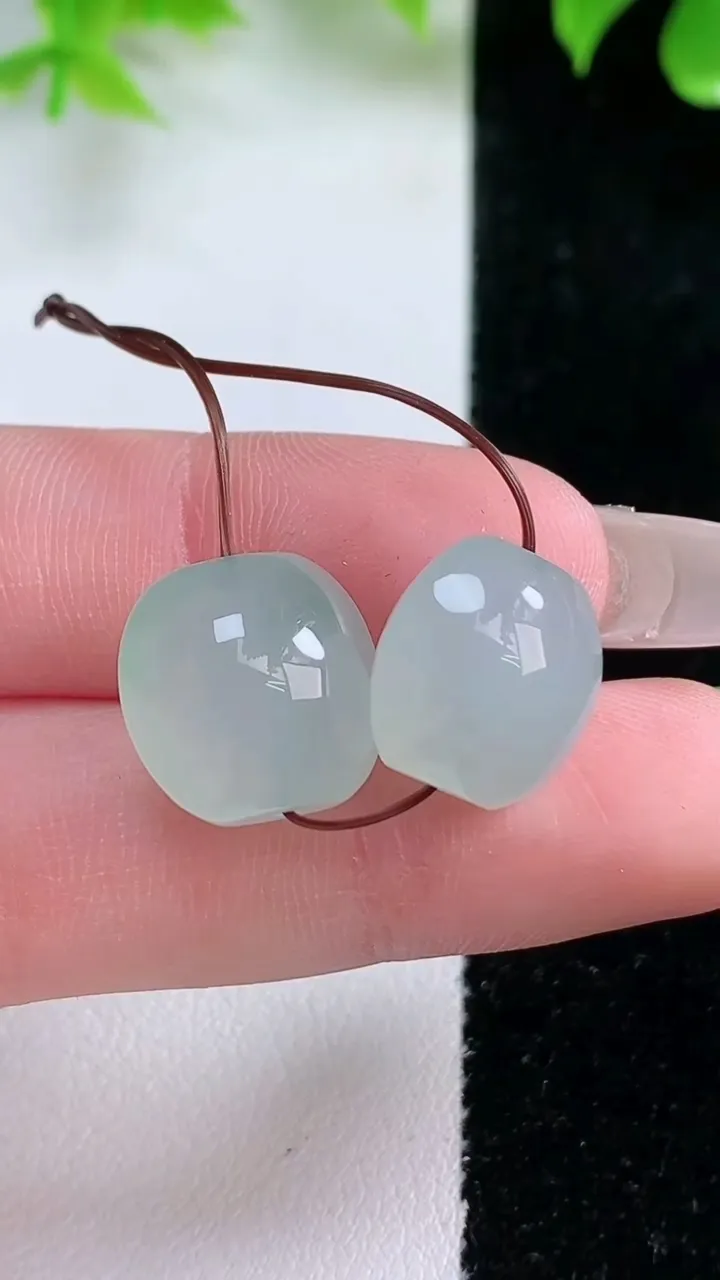 天然A货翡翠路路通吊坠一对，尺寸13-13.6-10，重量:6.94g
1月18日