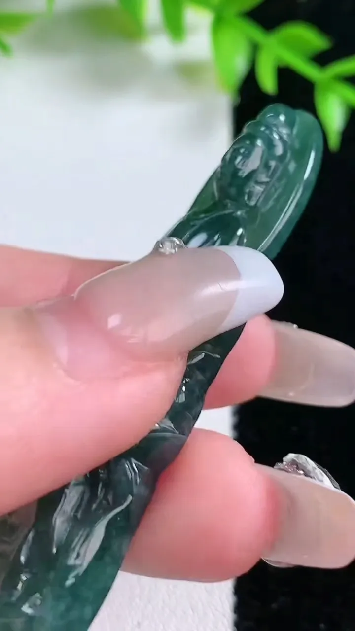 天然A货翡翠蓝水观音菩萨吊坠，尺寸64-17.2-6.2，重:12.17g
1月18日