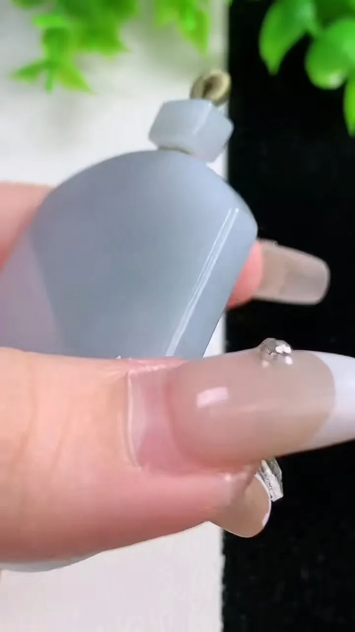 天然A货翡翠紫罗兰无事牌吊坠，尺寸52.8-39.5-5.5，重量:35.17g
1月18日