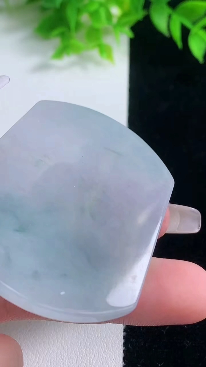 天然A货翡翠冰种飘花宽边阿弥陀佛吊坠，尺寸54-44.8-5，重量:32.68g
1月18日