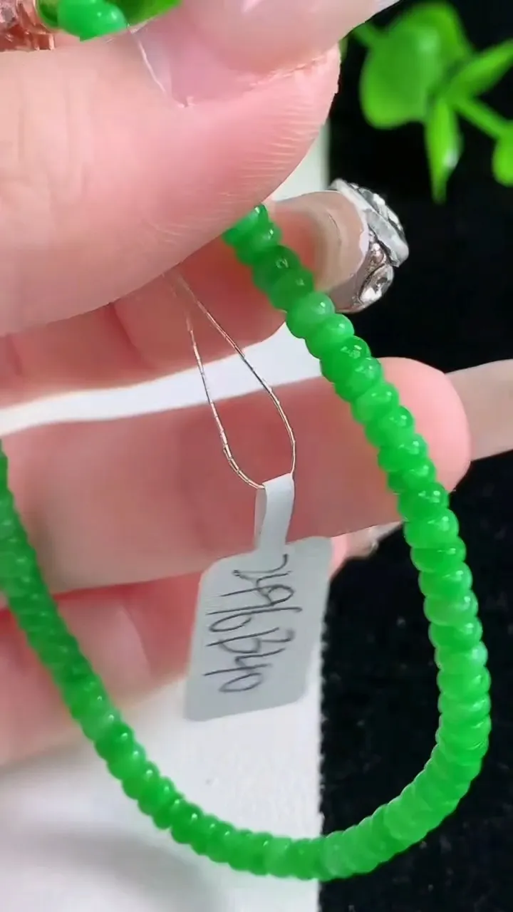 天然A货翡翠算盘珠手串，尺寸3.7-1.8，重量:6.42g1月18日
工厂直销收藏佳品,种好水足，色泽均匀，有种有色，上手高大气！