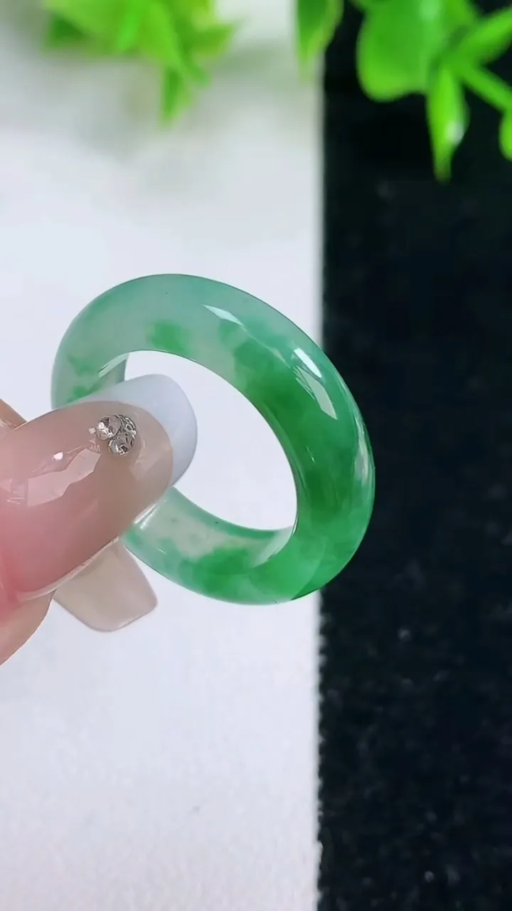 天然A货翡翠指环戒指，尺寸16.7-5.2-3.2，重量:4.16g2026年1月18日
工厂直销收藏佳品,种好水足，色泽均匀，有种有色，上手高大气！