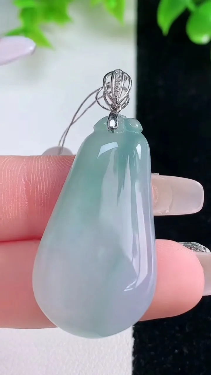 天然A货翡翠福瓜吊坠，尺寸37.3-20.4-5.6，重量:9.71g
1月18日