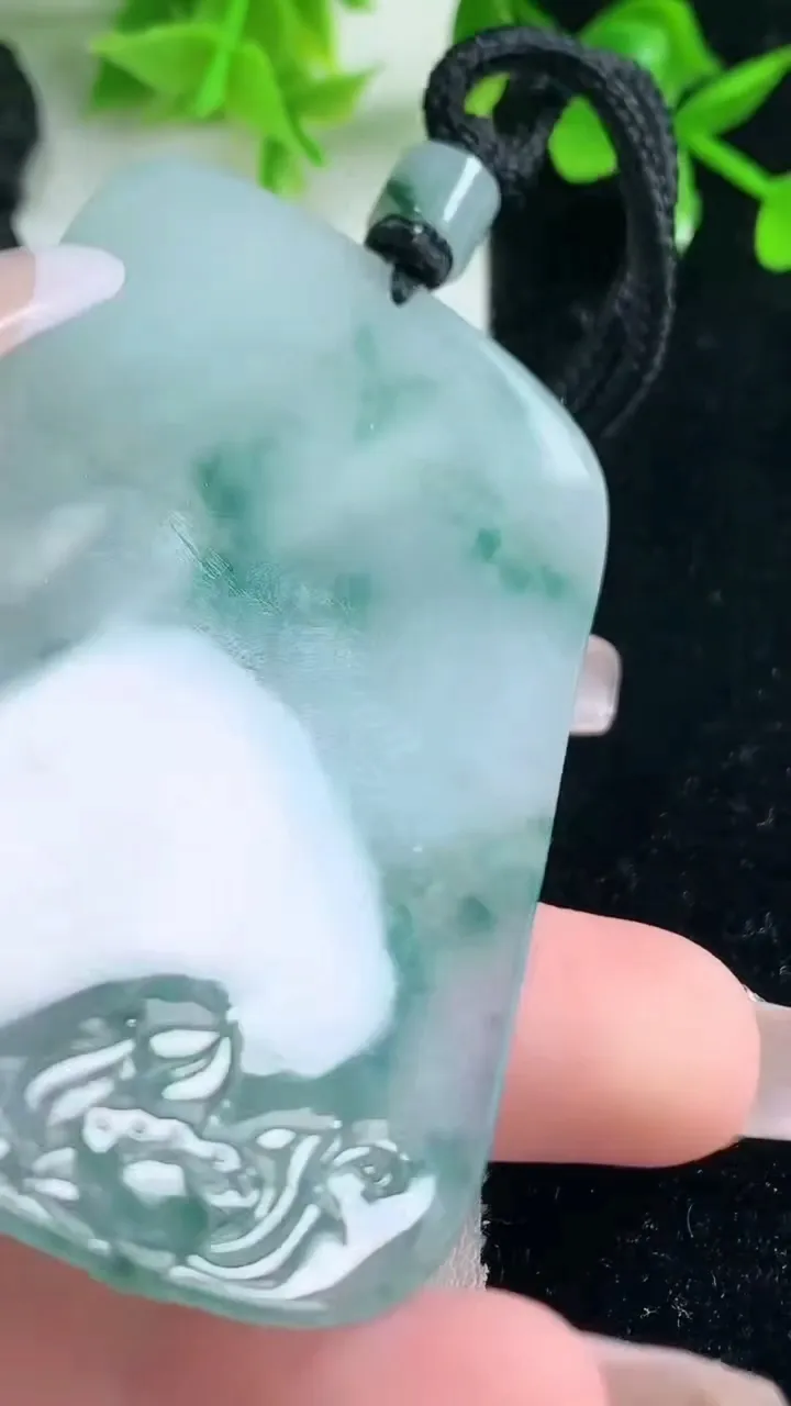 天然A货翡翠种飘花观音菩萨吊坠，尺寸67.8-42.5-5，重量:42.47g
1月18日