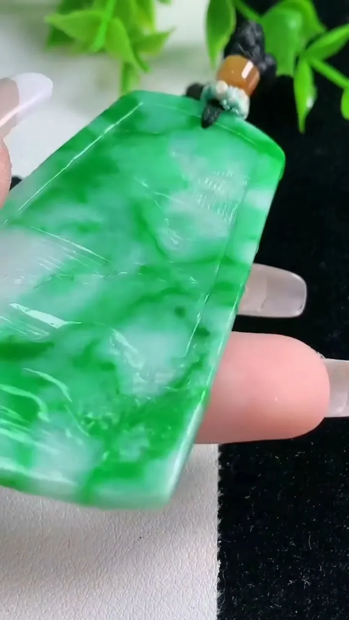 天然A货翡翠山水牌吊坠，尺寸65.5-40.7-5，重量:34.69g
1月18日