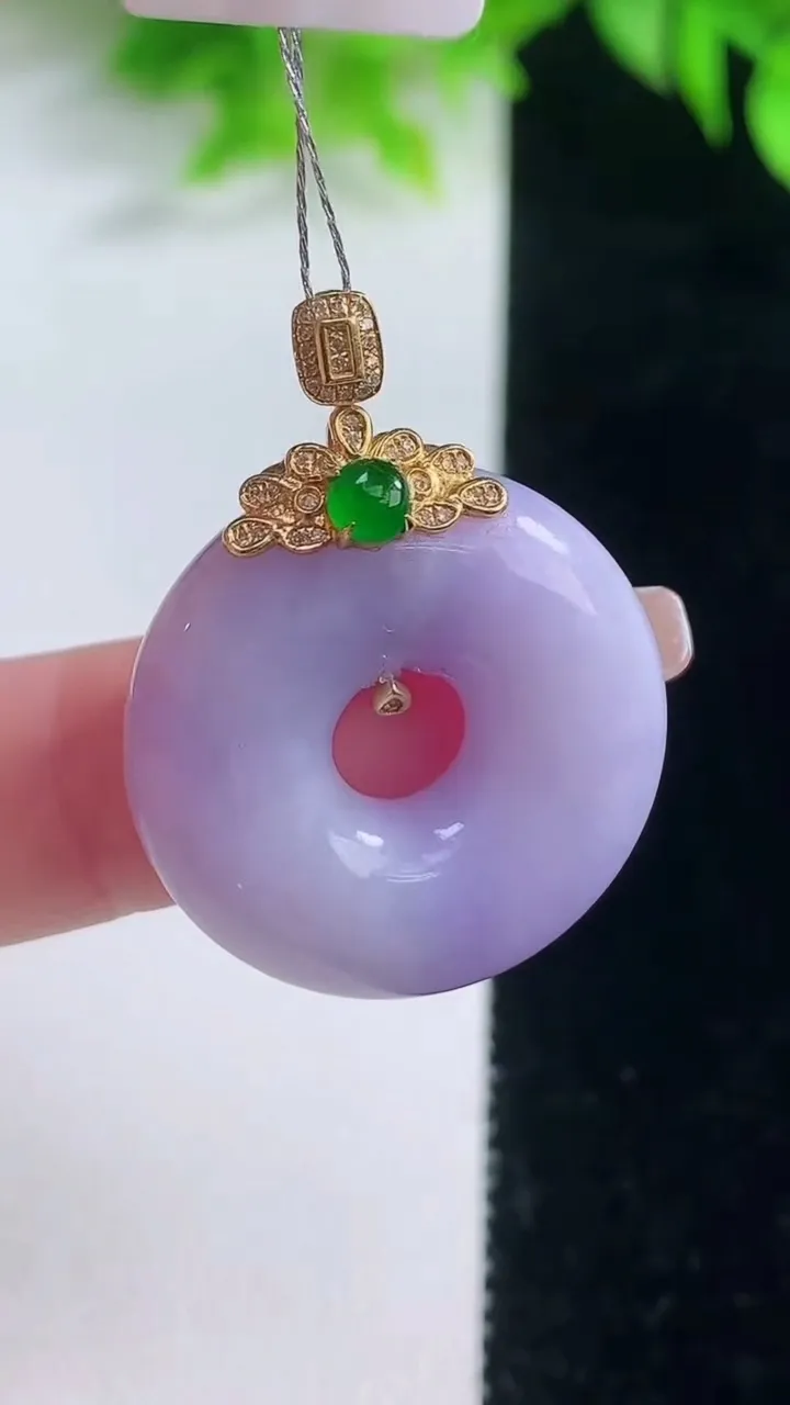 天然A货翡翠18K金紫罗兰平安环吊坠，尺寸24.7-8，重量:10.78g
1月18日