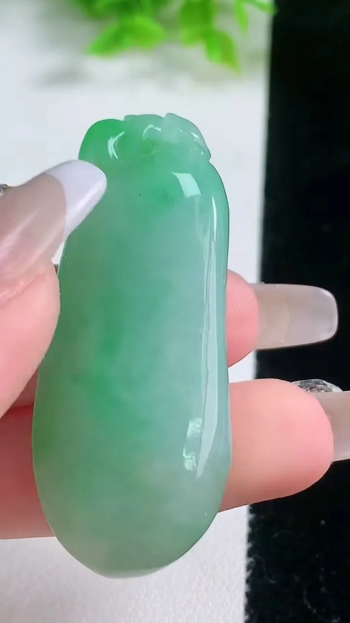 天然A货翡翠福瓜吊坠，尺寸50-20.8-12.8，重:23.20g
1月18日