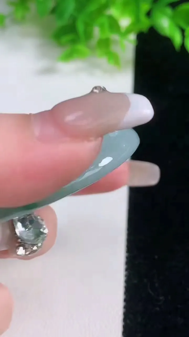 天然A货翡翠不动明王吊坠，尺寸 52.3-8.8，重:45.60g
1月18日