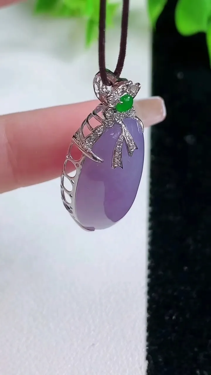 天然A货翡翠18K金紫罗兰福瓜吊坠，尺寸35.8-26.2-15-9.3，重量:7.26g
1月18日