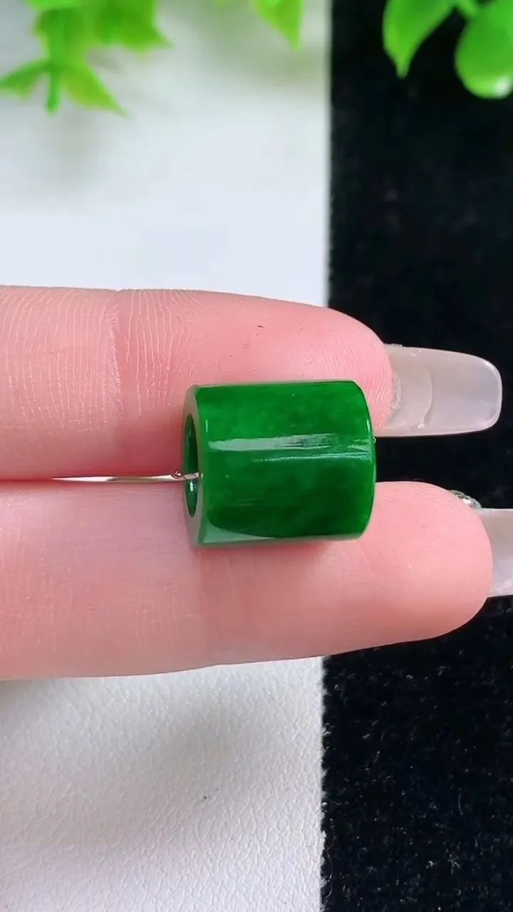 天然A货翡翠路路通吊坠，尺寸17.5-12.3，重量:4.11g
1月18日