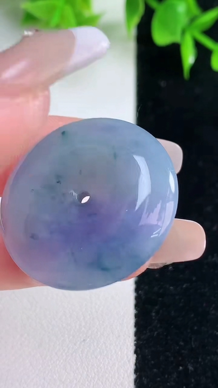 天然A货翡翠紫罗兰飘花平安扣吊坠，尺寸30.8-5.6，重量:10.96g
1月18日