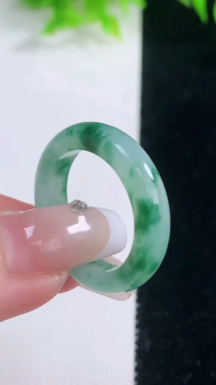 天然A货翡翠冰种飘花指环戒指，尺寸19.6-5.4-3.5，重量:4.75g2026年1月18日
工厂直销收藏佳品,种好水足，色泽均匀，有种有色，上手高大气！