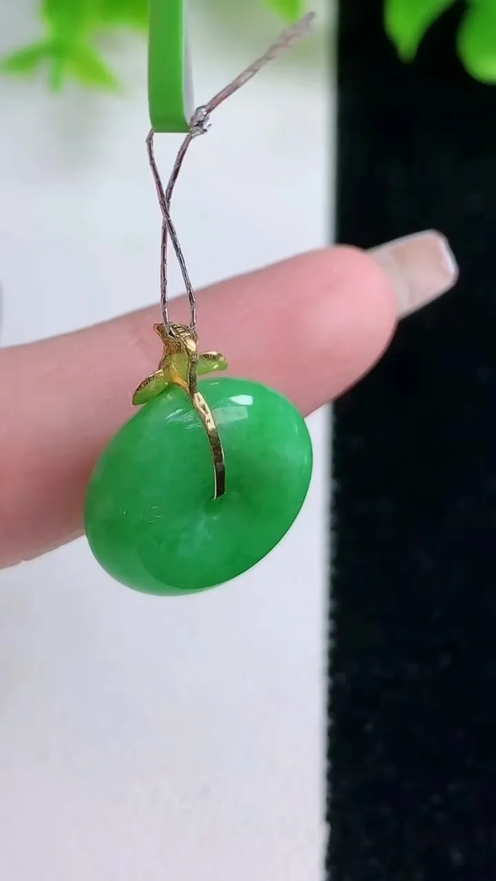 天然A货翡翠平安扣吊坠，尺寸16.5-6，重量:4.04g
1月18日