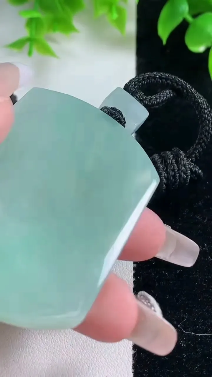 天然A货翡翠无事牌吊坠，尺寸54.2-38.8-5.5，重量:41.01g
1月18日