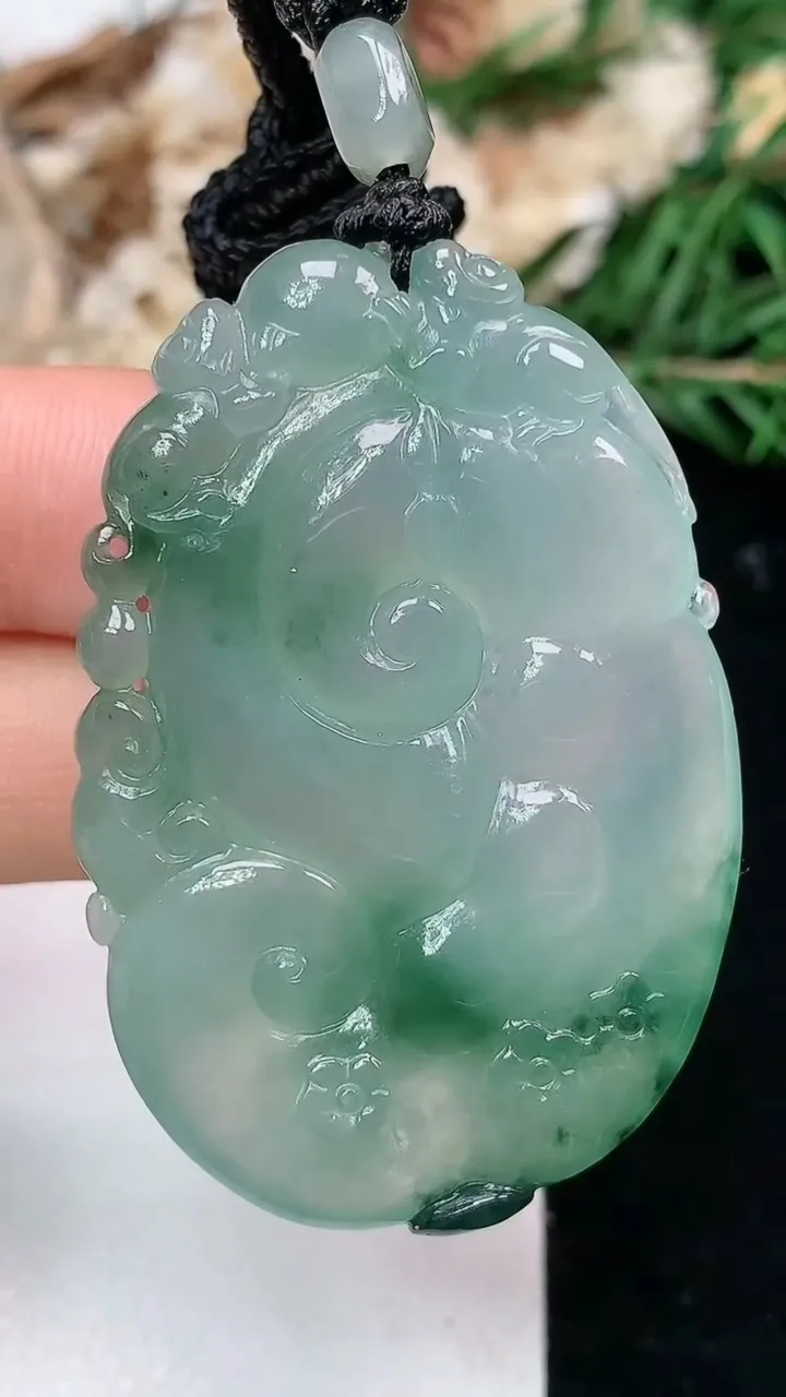 天然A货翡翠飘花如意吊坠，尺寸47-32-5.9，重量:22.02g
1月18日