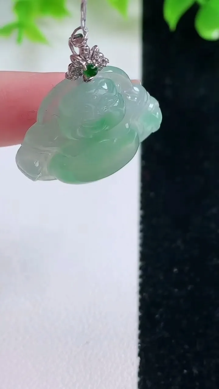 天然A货翡翠佛公吊坠，尺寸24.4-26.3-5.9，重量:6.42g
1月18日