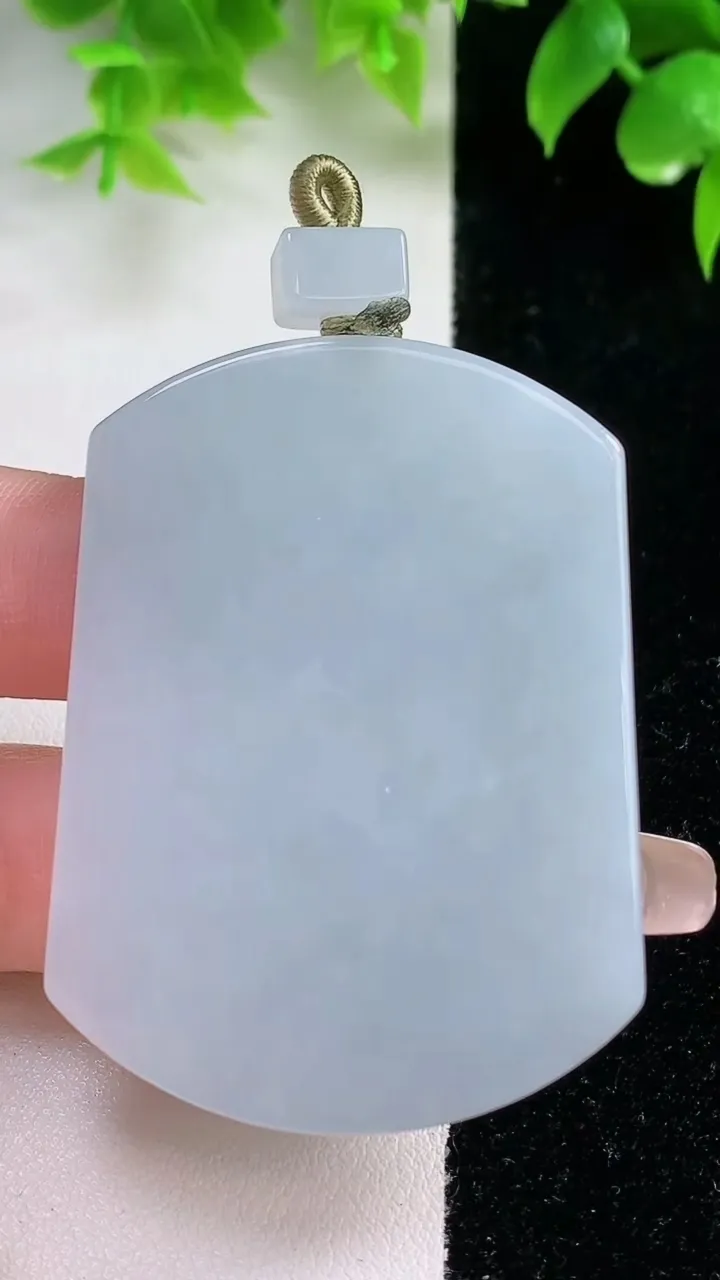 天然A货翡翠紫罗兰无事牌吊坠，尺寸52.4-39-5，重量:34.00g
1月18日