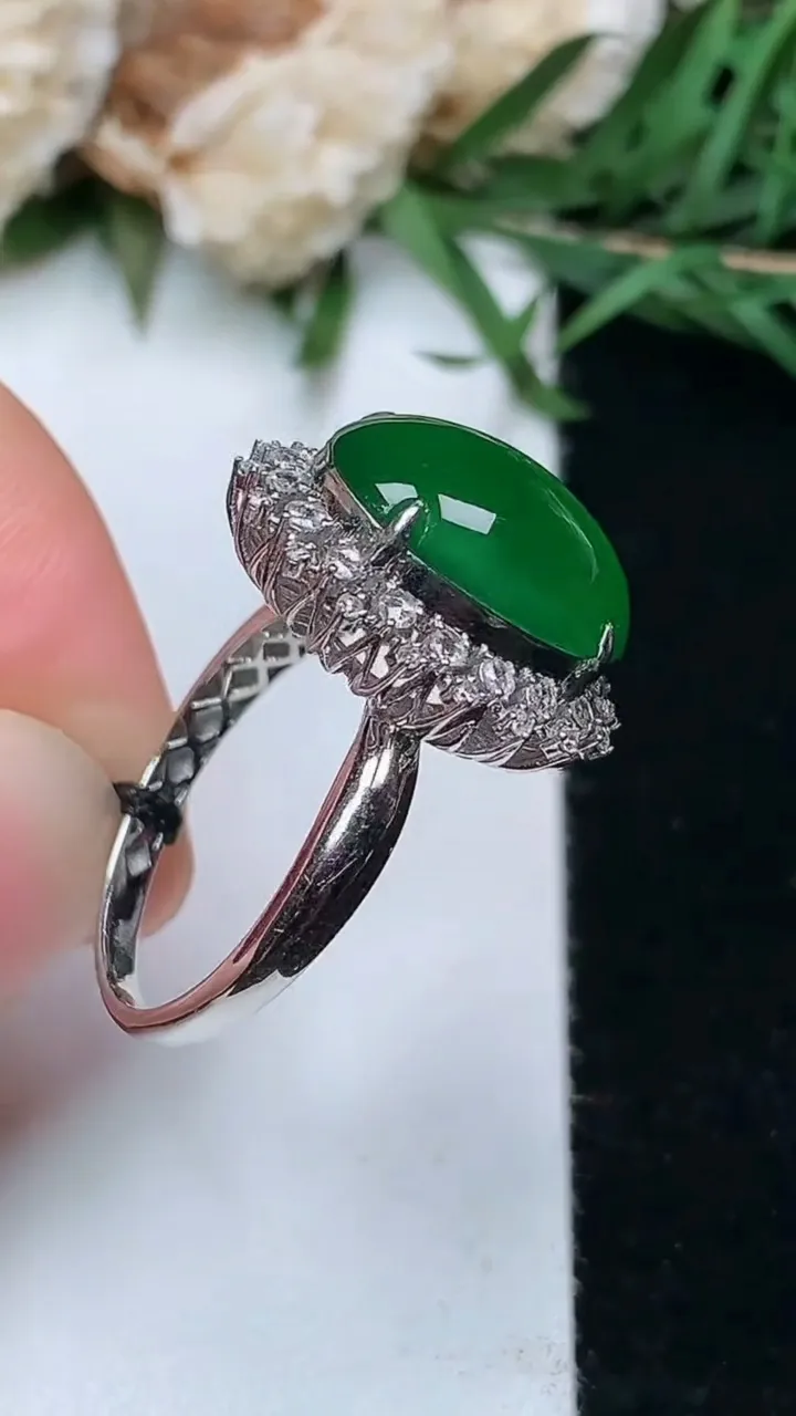 天然A货翡翠蛋面戒指，尺寸17.3-14-10.7，重量:4.22g2026年1月18日
工厂直销收藏佳品,种好水足，色泽均匀，有种有色，上手高大气！