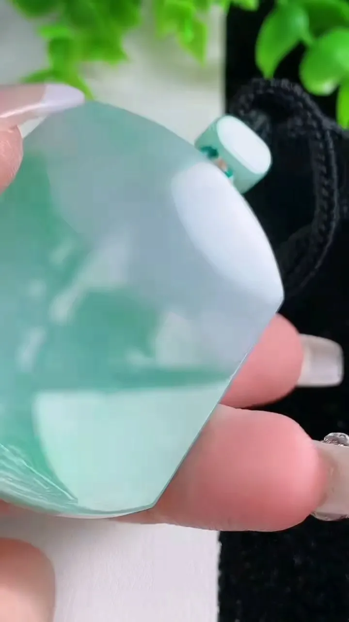 天然A货翡翠无事牌吊坠，尺寸51.8-40-5.4，重量:38.79g
1月18日