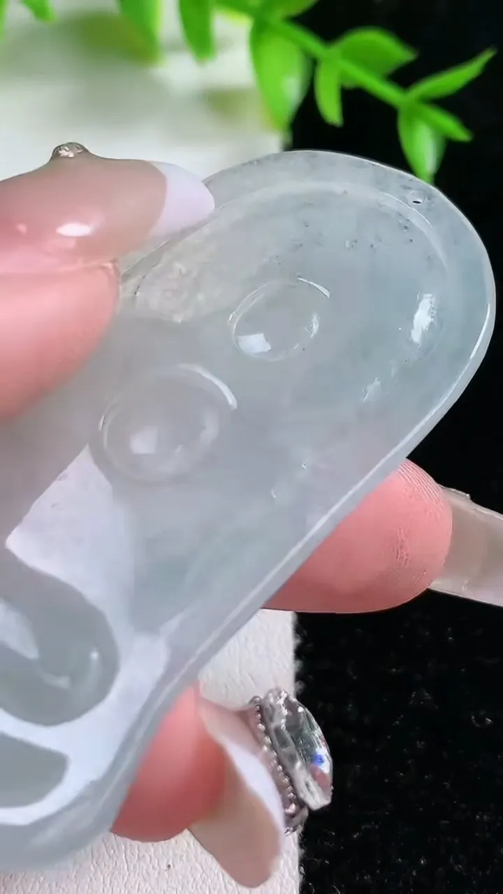 天然A货翡翠大日如来吊坠，尺寸62.3-32-6.3，重:21.22g
1月18日