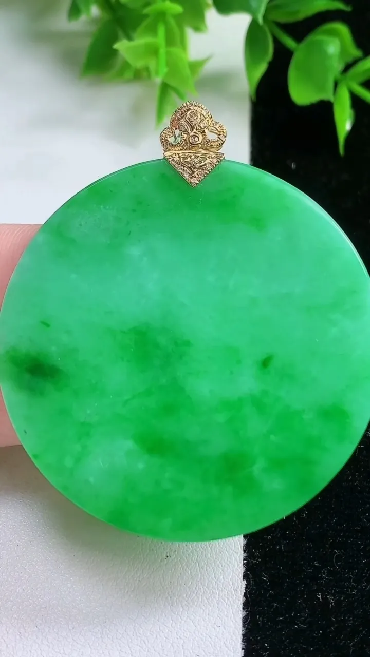 天然A货翡翠无事牌吊坠，尺寸50.4-4重量:27.29g
1月18日