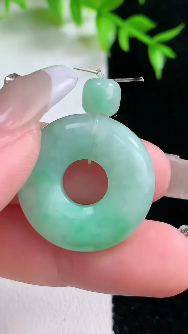 天然A货翡翠平安环吊坠，尺寸24-6.2，重:7.45g
1月18日