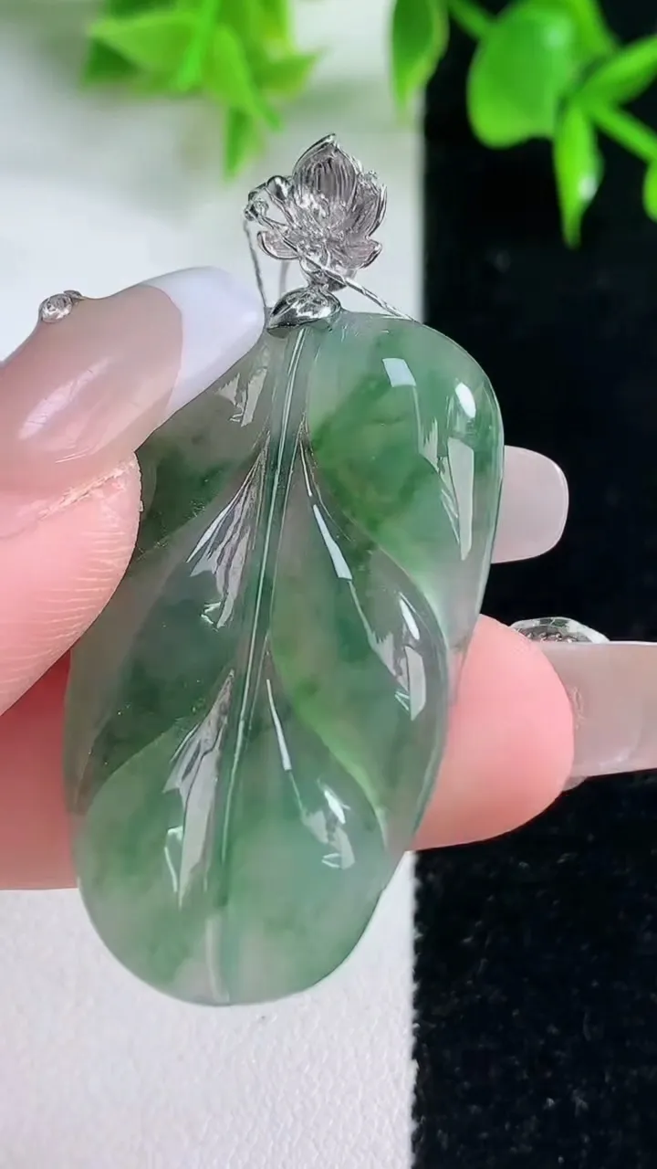 天然A货翡翠种飘花金枝玉叶 叶子吊坠，尺寸39.5-24.4-4.3，重量:9.43g
1月18日