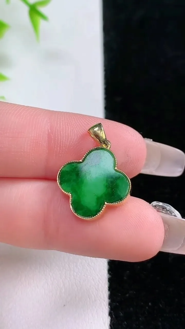 天然A货翡翠四叶草吊坠，尺寸15.5-2.5，重:1.52g
1月18日
