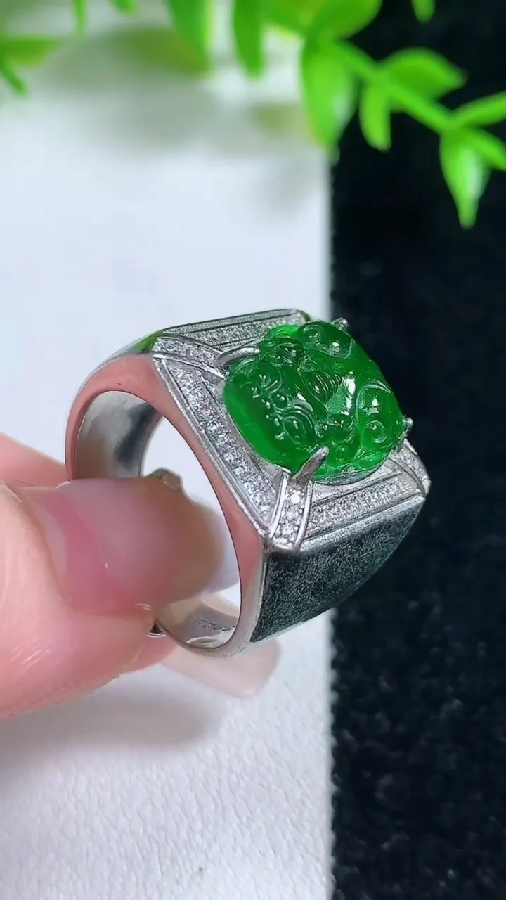 天然A货翡翠貔貅戒指，尺寸14.3-11.6-3，重:10.20g2026年1月18日
工厂直销收藏佳品,种好水足，色泽均匀，有种有色，上手高大气！