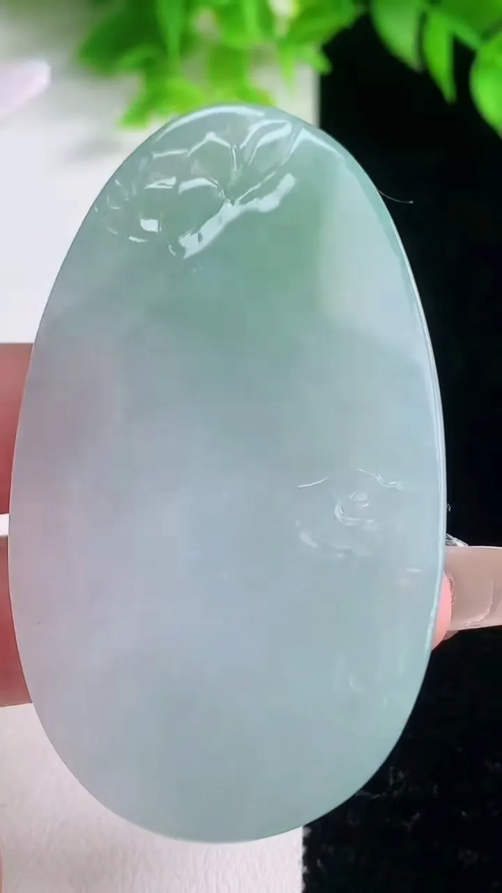 天然A货翡翠大日如来吊坠，尺寸65.4-38-6.3，重量:35.68g
1月18日