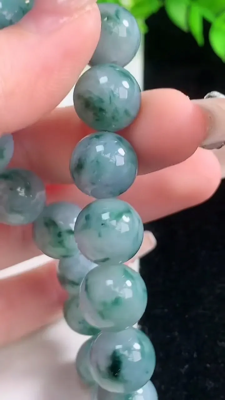 天然A货翡翠飘花圆珠手串，尺寸12.2-17颗，重量:52.66g1月18日
工厂直销收藏佳品,种好水足，色泽均匀，有种有色，上手高大气！